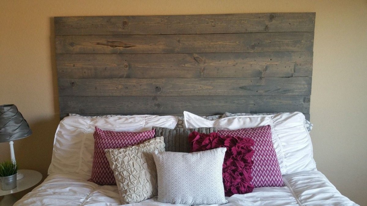 Дизайнерская кровать с деревянным изголовьем