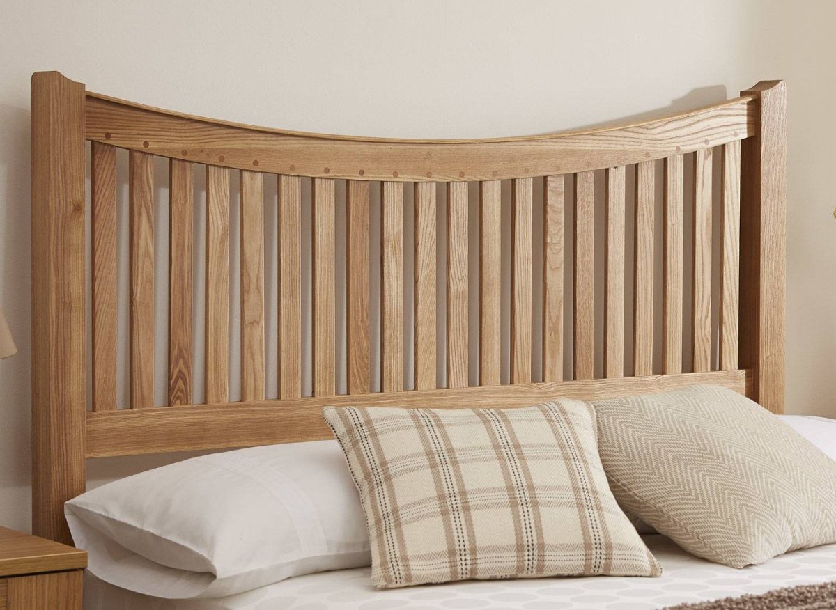 Кровать с деревянным изголовьем