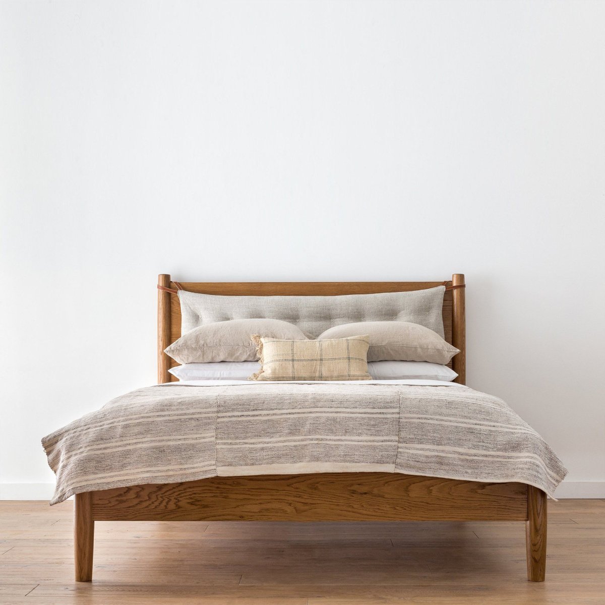 Кровать с деревянным изголовьем