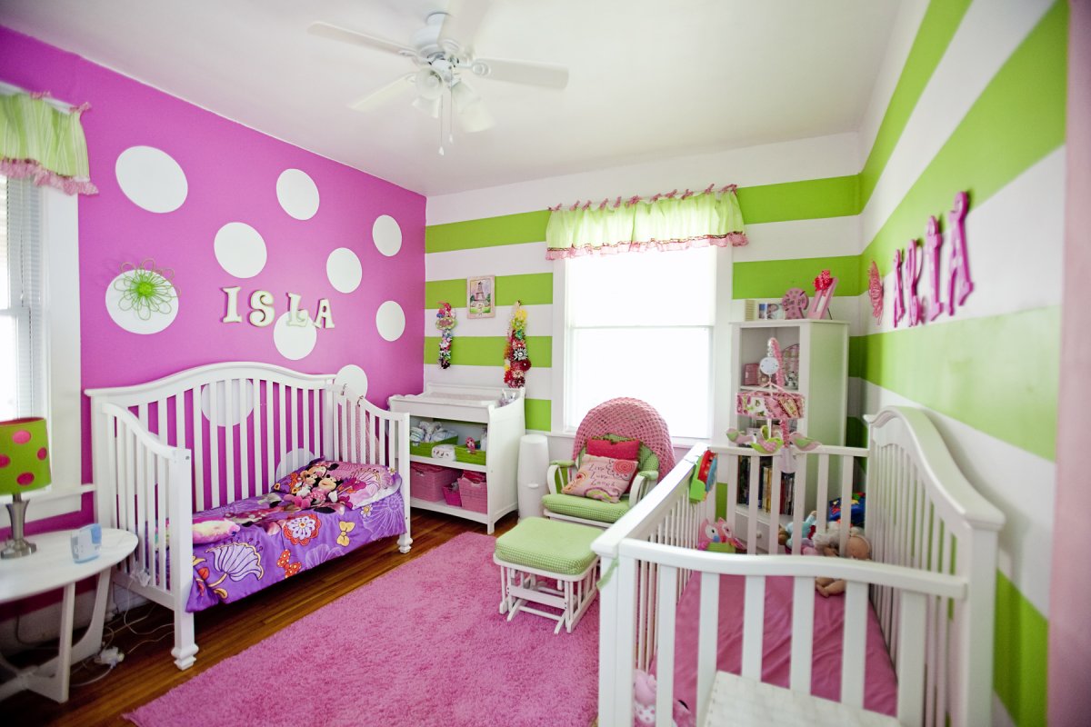 Розово зеленый мальчик. Детская комната в розово зеленом цвете. Салатовая детская комната. Детская зелено розовая для девочки. Розово зеленая комната.