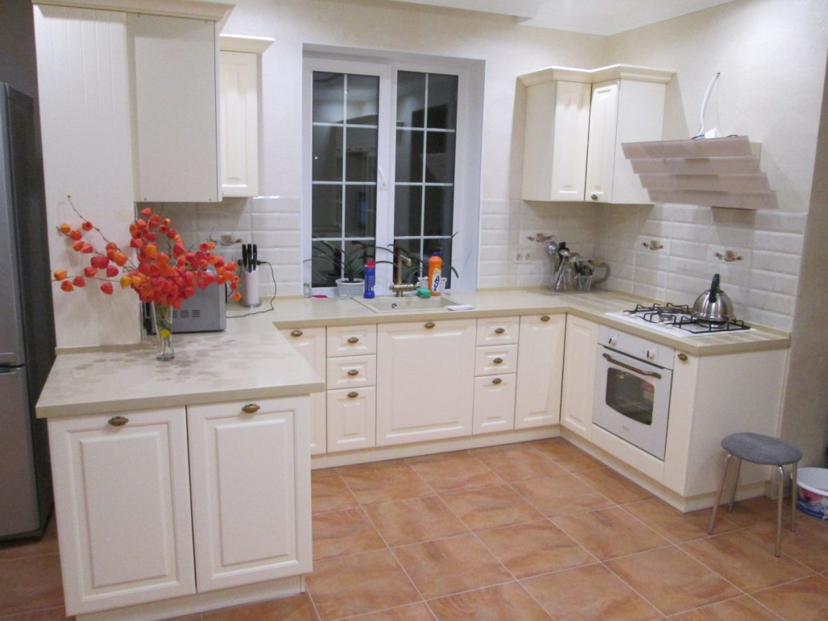 Кухня бежевый глянец