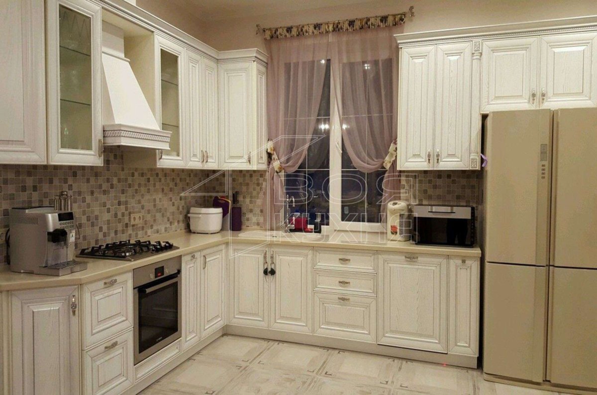 Кухня классика светлая прямая