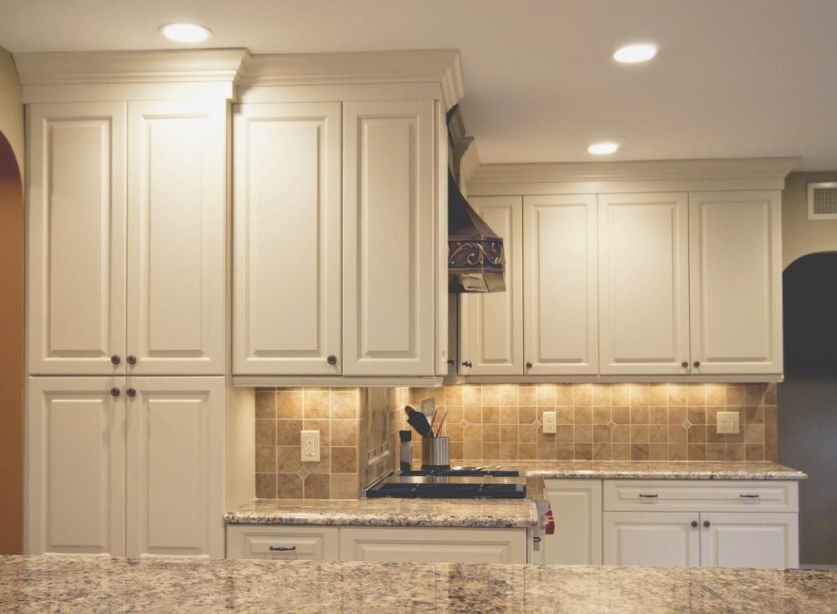 Кухня белая классика с золотой патиной фабрика Бор