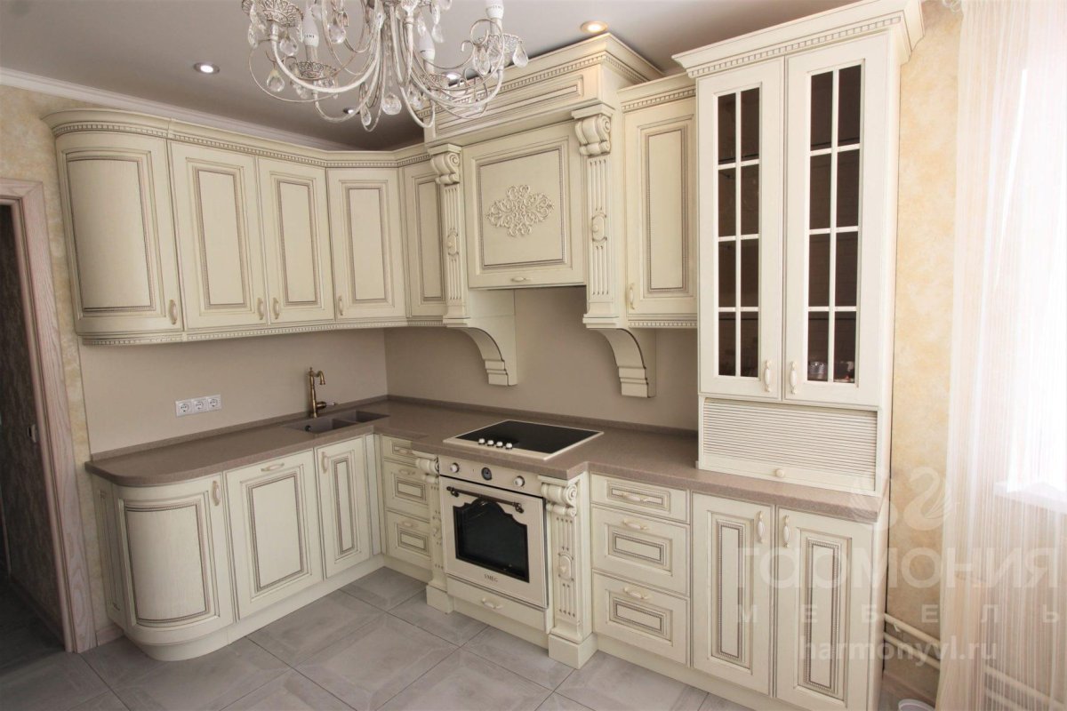 Кухонный гарнитур классика светлая