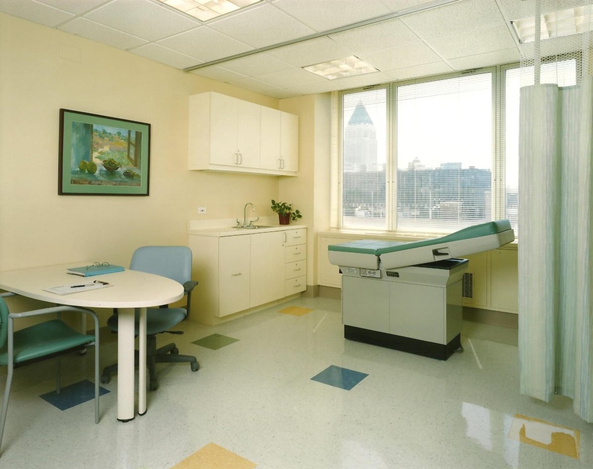 Шкаф для косметологического кабинета