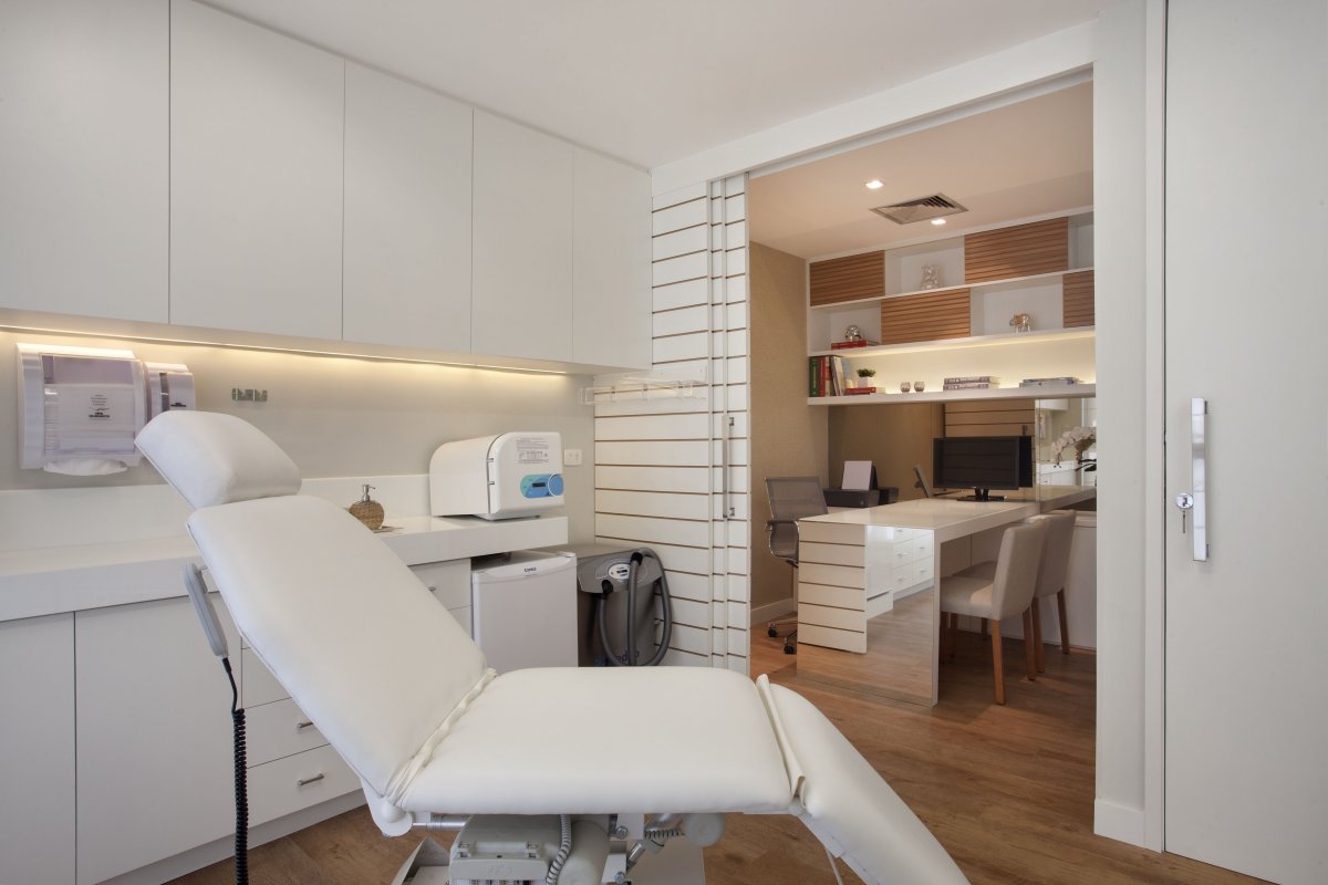 Белый коридор офис