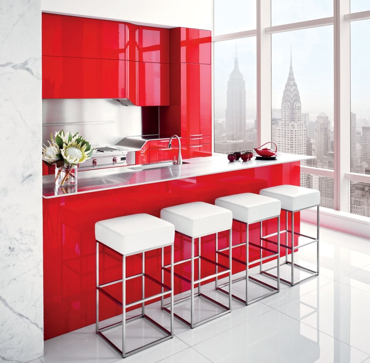 Красно белая кухня с барной столешницей