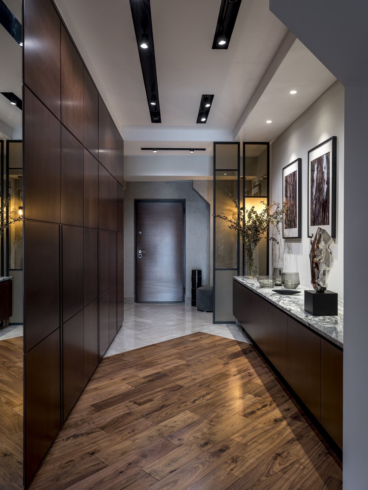 Темные стены в коридоре