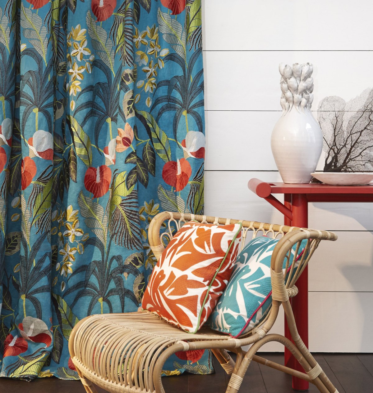 Яркие шторы в интерьере