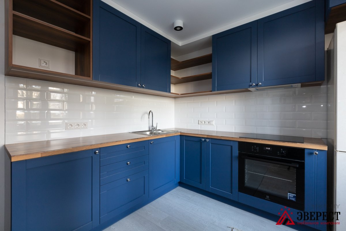 Синяя кухня с фрезеровкой