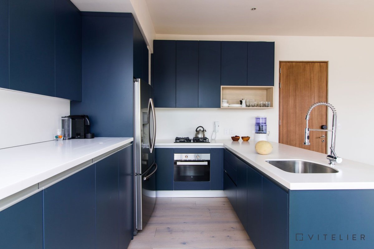 Бело синяя кухня