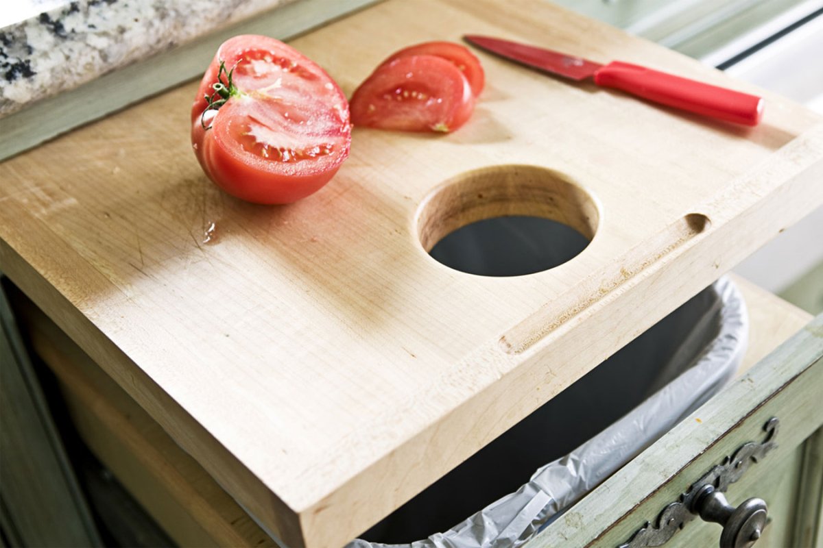 Отверстие в столе для мусора