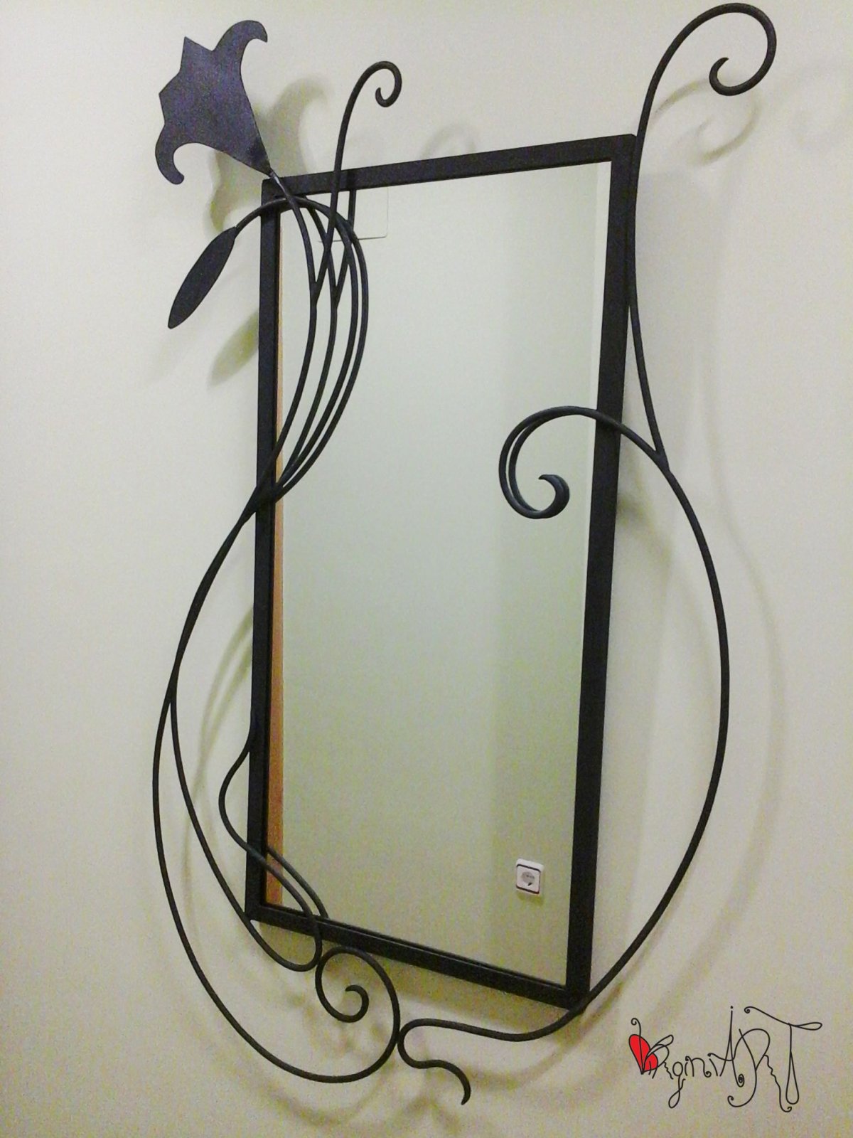 Кованые зеркала в прихожую