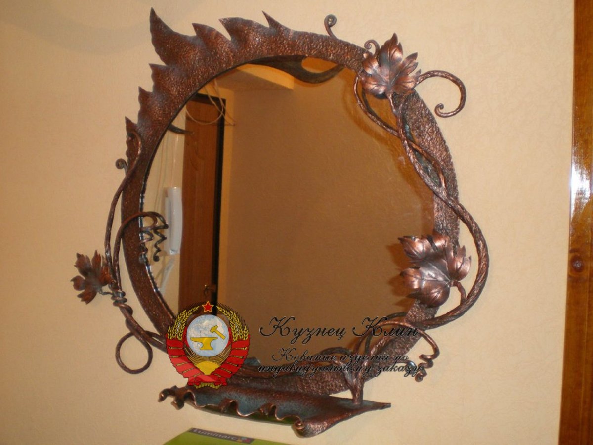Кованые зеркала в прихожую