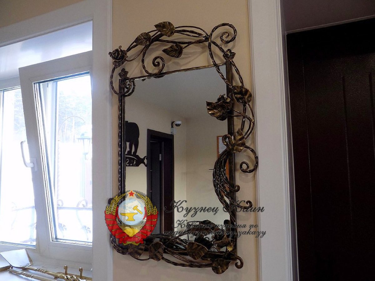 Зеркальные кованые стены