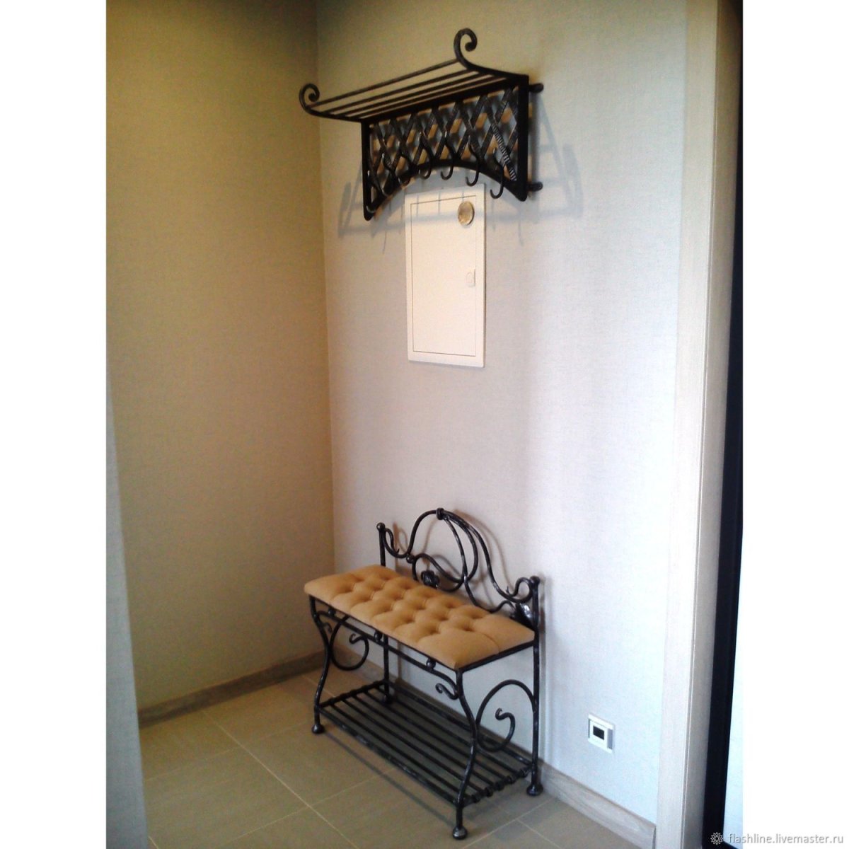 Овальное кованое зеркало