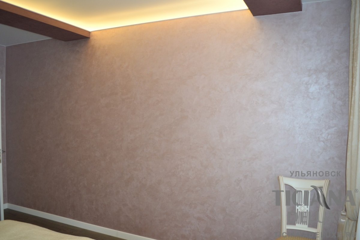 Декоративная штукатурка розовая в гостиной