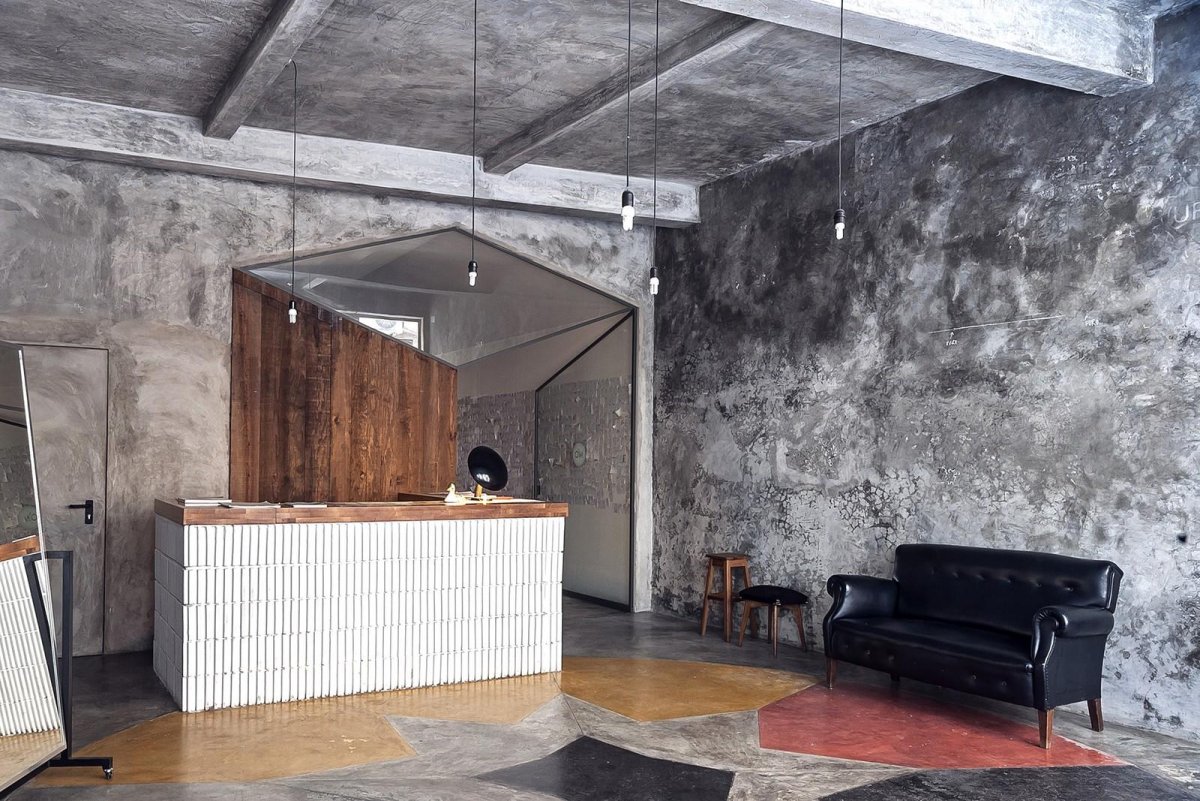 Офис с бетонными стенами
