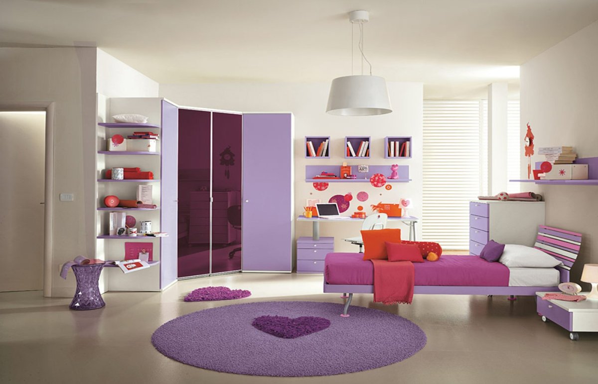 Небольшая фиолетовая комната для девочки-подростка