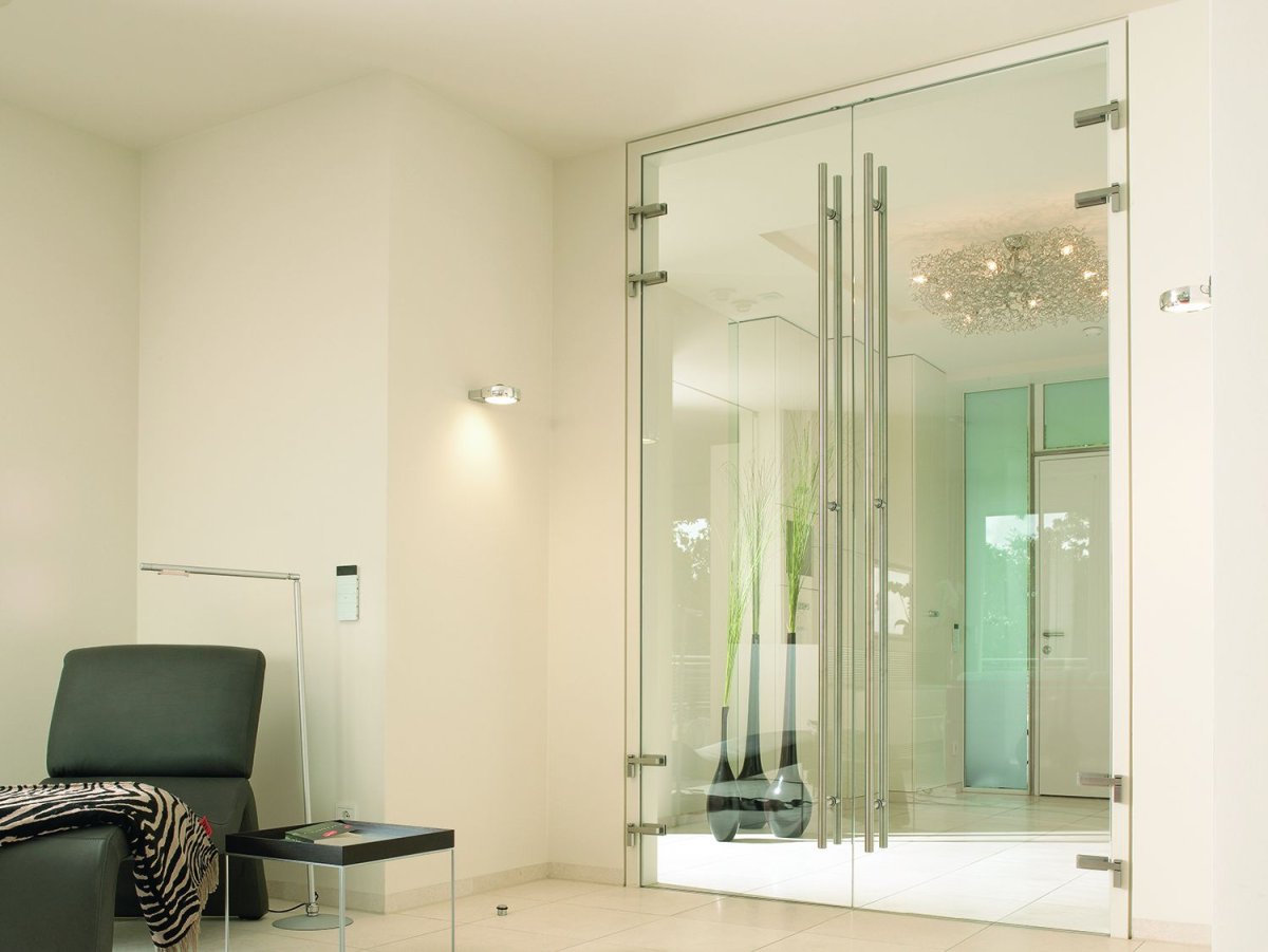 Стеклянные двустворчатые двери