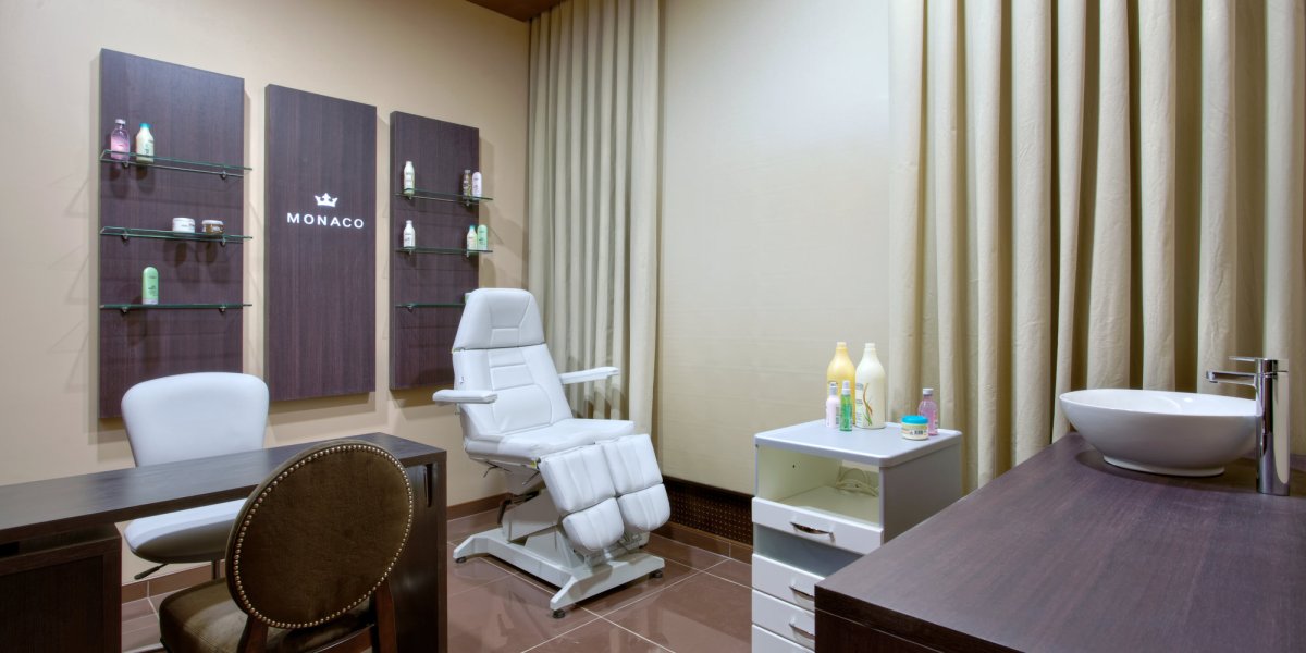 Шторы в интерьере парикмахерской