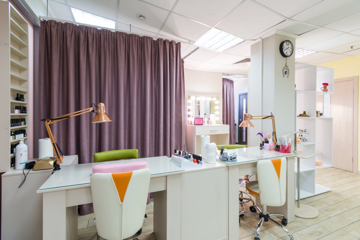 Разделение зон в салоне красоты