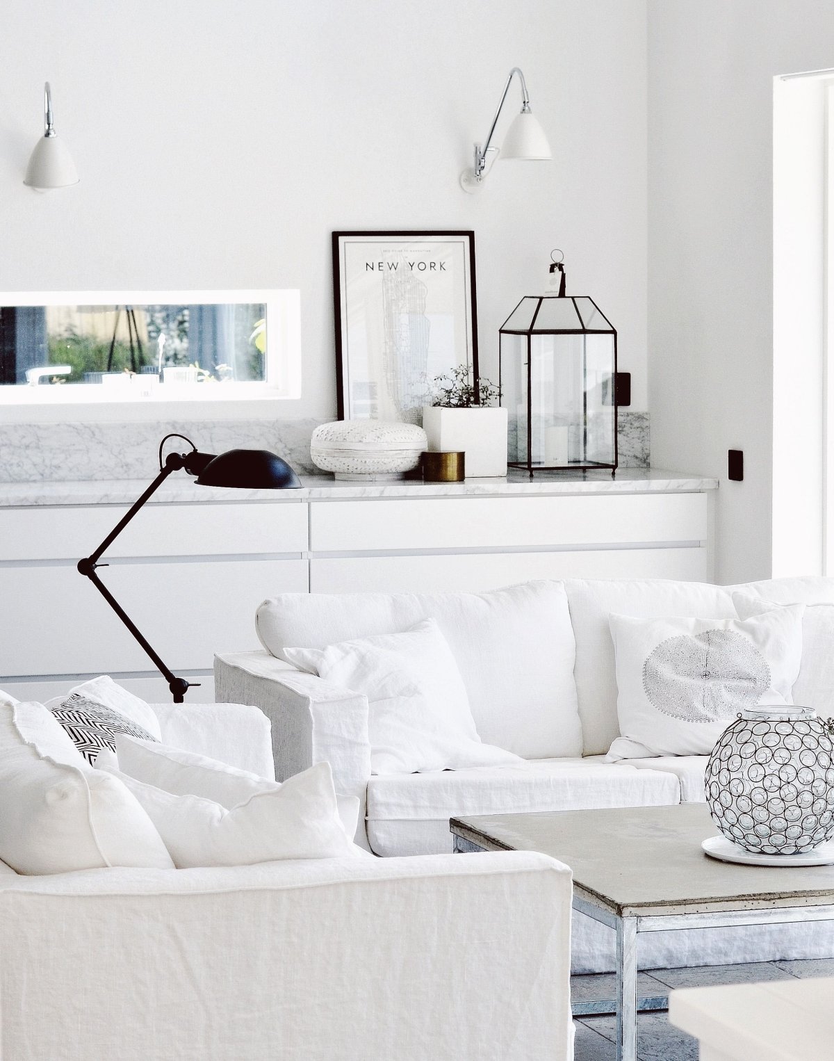 Белый декор на стену в интерьере