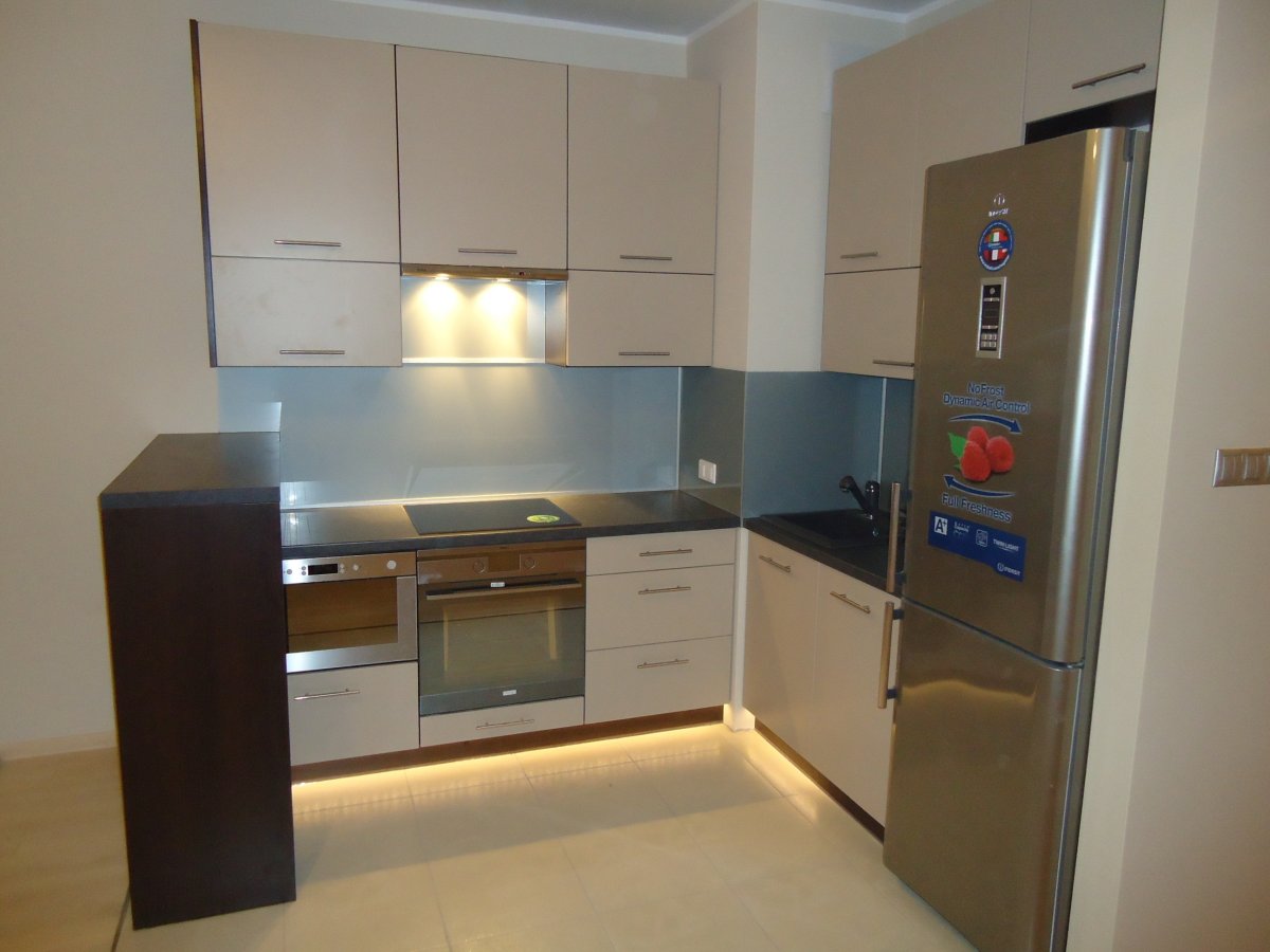 Встроенный холодильник в кухонный гарнитур