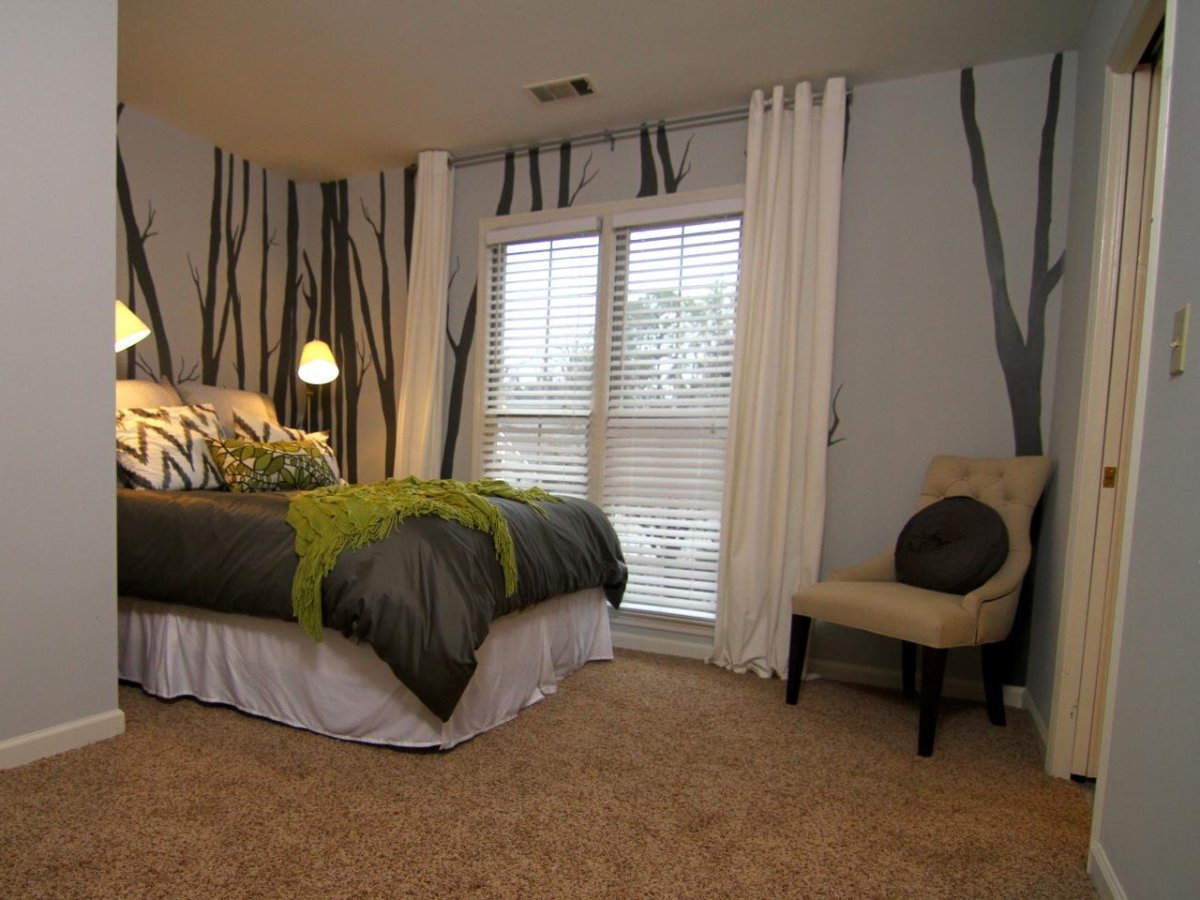 Спальня с изумрудными акцентами