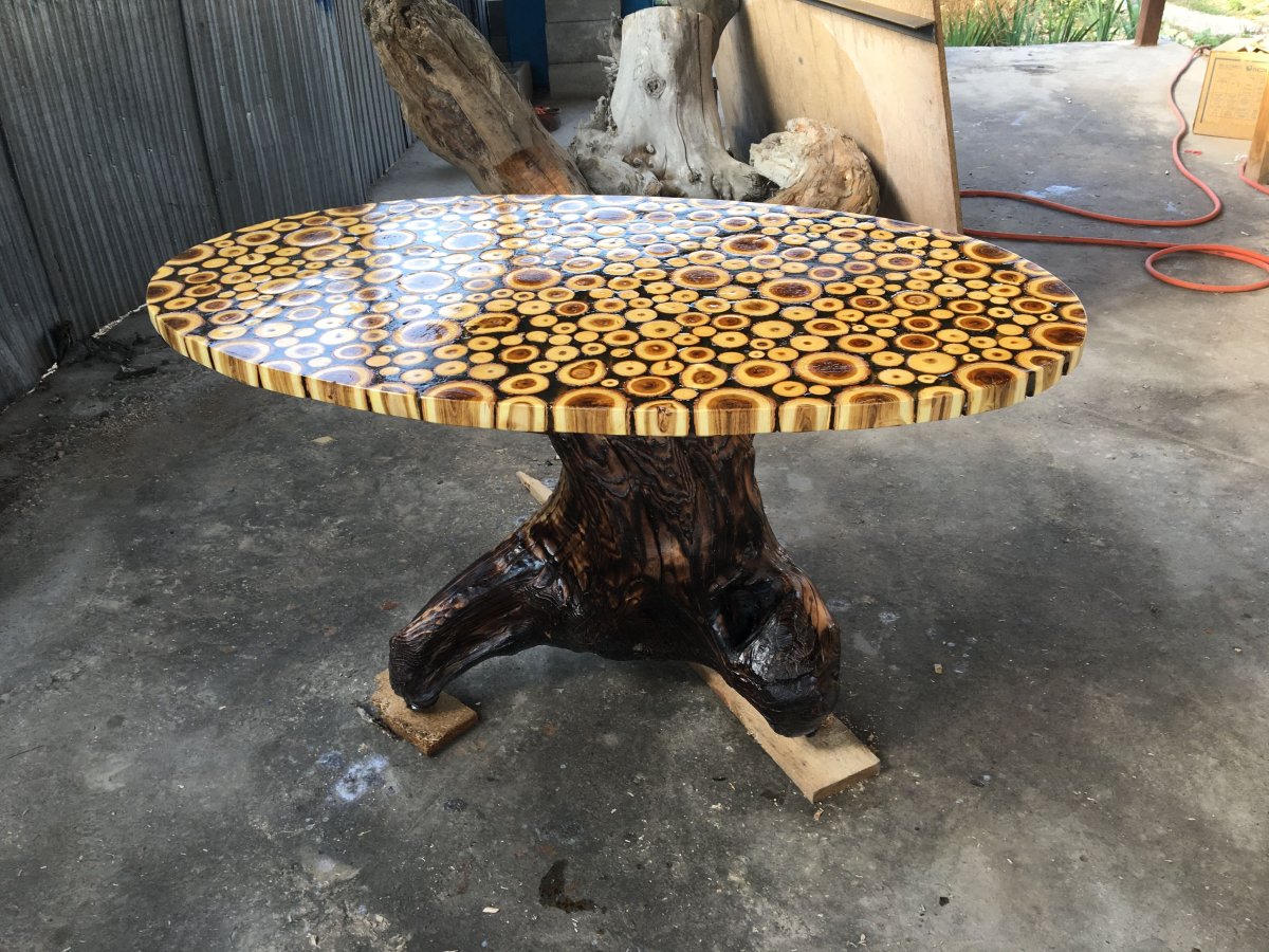 Стол из спилов дерева
