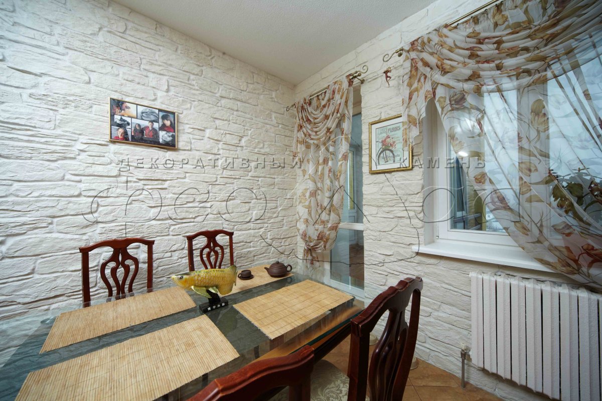 Кирпичная стена в интерьере