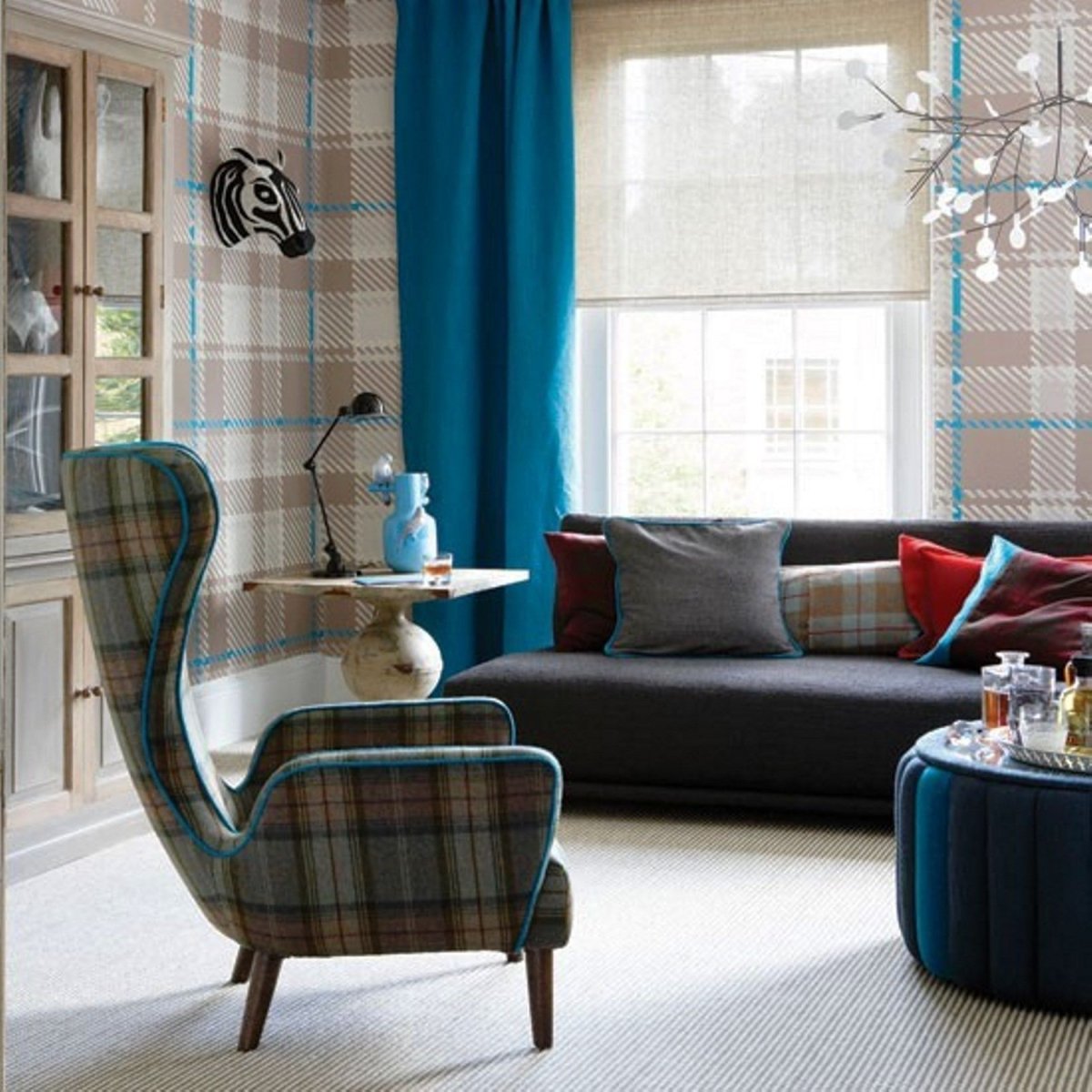 Клетчатый диван в интерьере