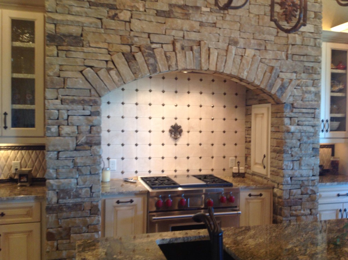 Декоративная штукатурка стен в кухне столовой