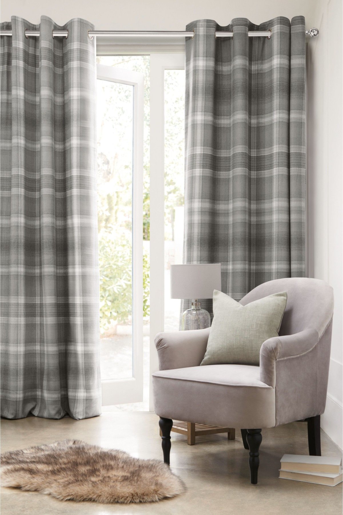 Диван серый в клетку