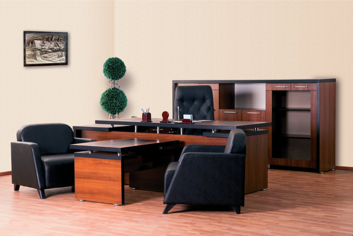 Расположение мебели в кабинете руководителя с диваном