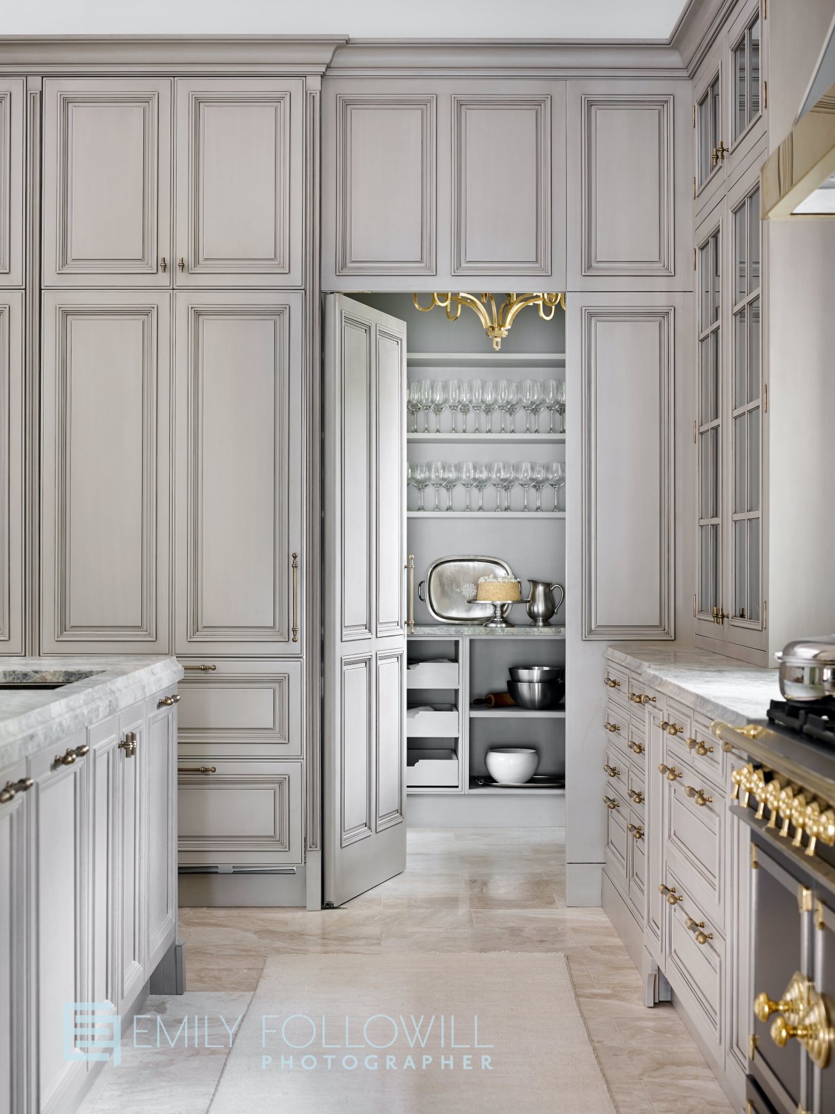 Белая кухня с рельефными фасадами