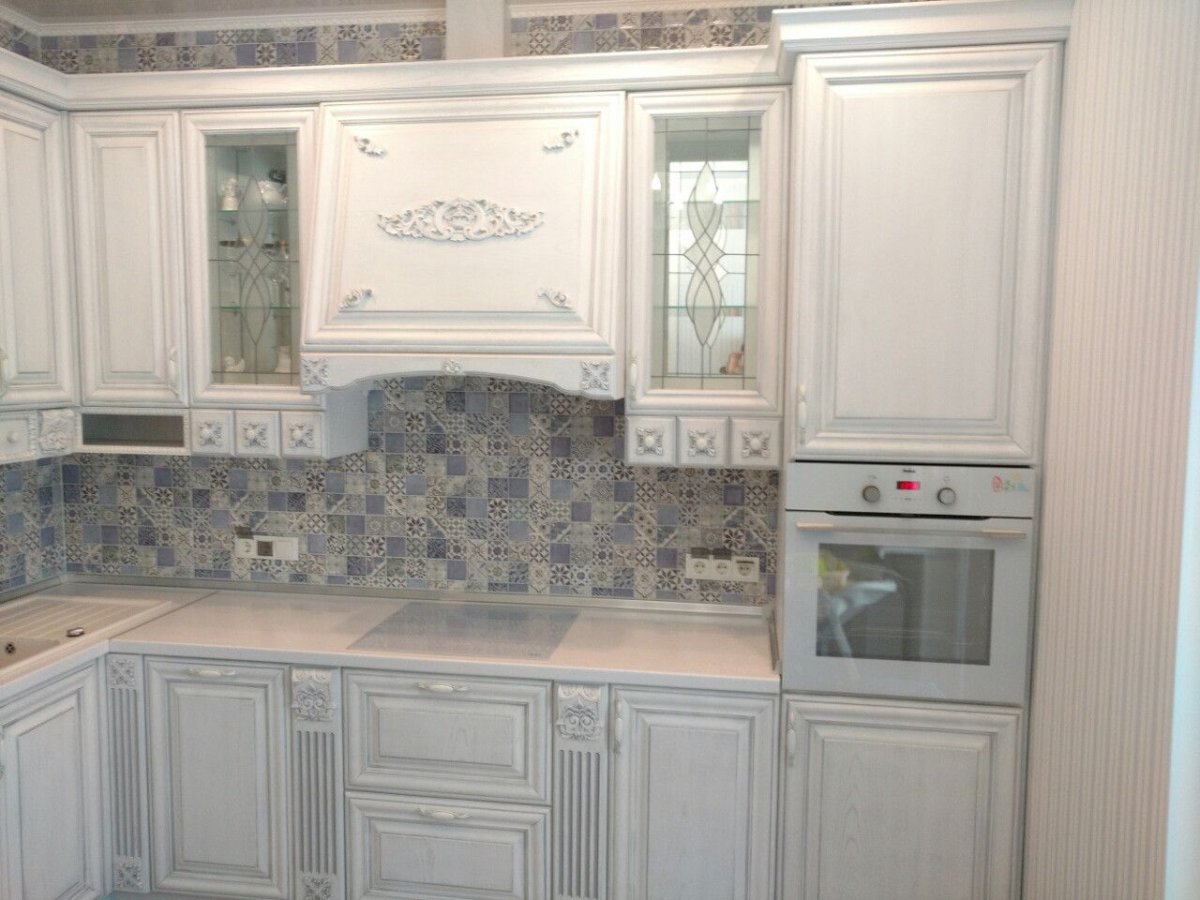 Кухня с серой патиной