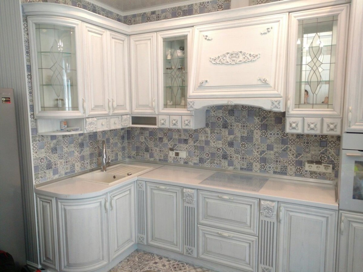 Кухни классика светлые с патиной серебро