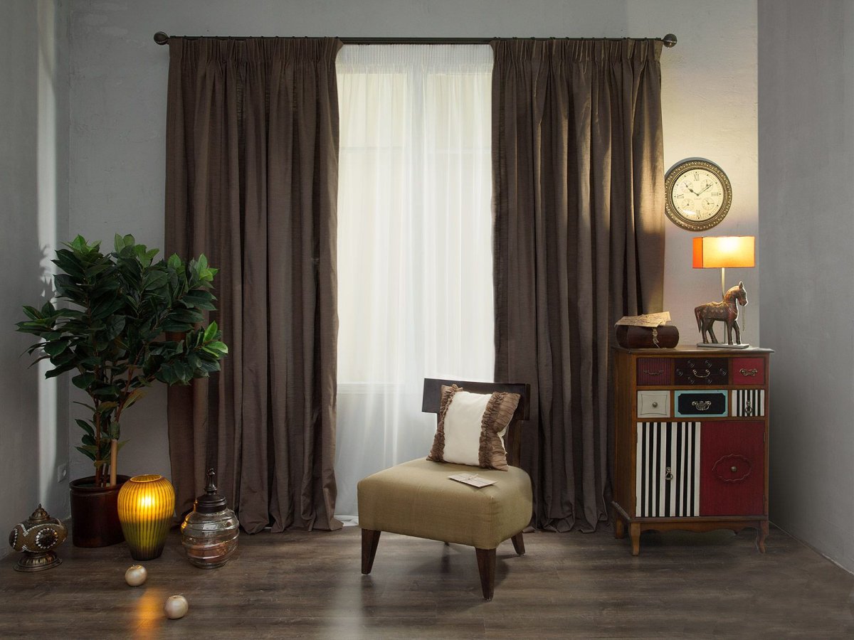Коричневые шторы в гостиную