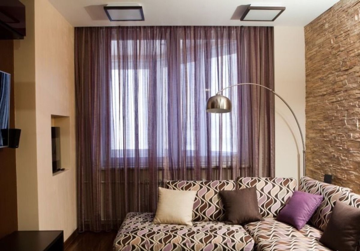 Коричневая тюль в интерьере