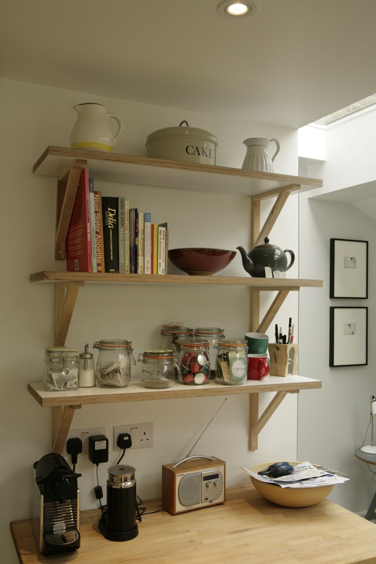 Полка над кухонным столом