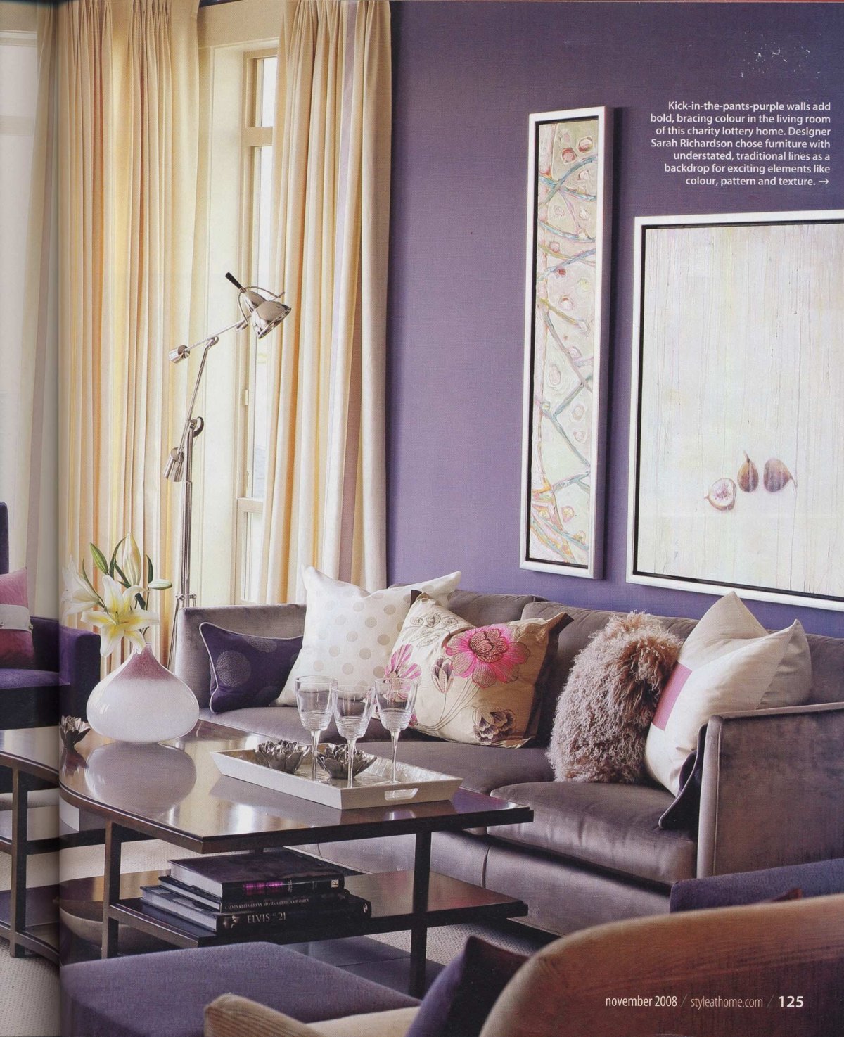 Фиолетовый диван