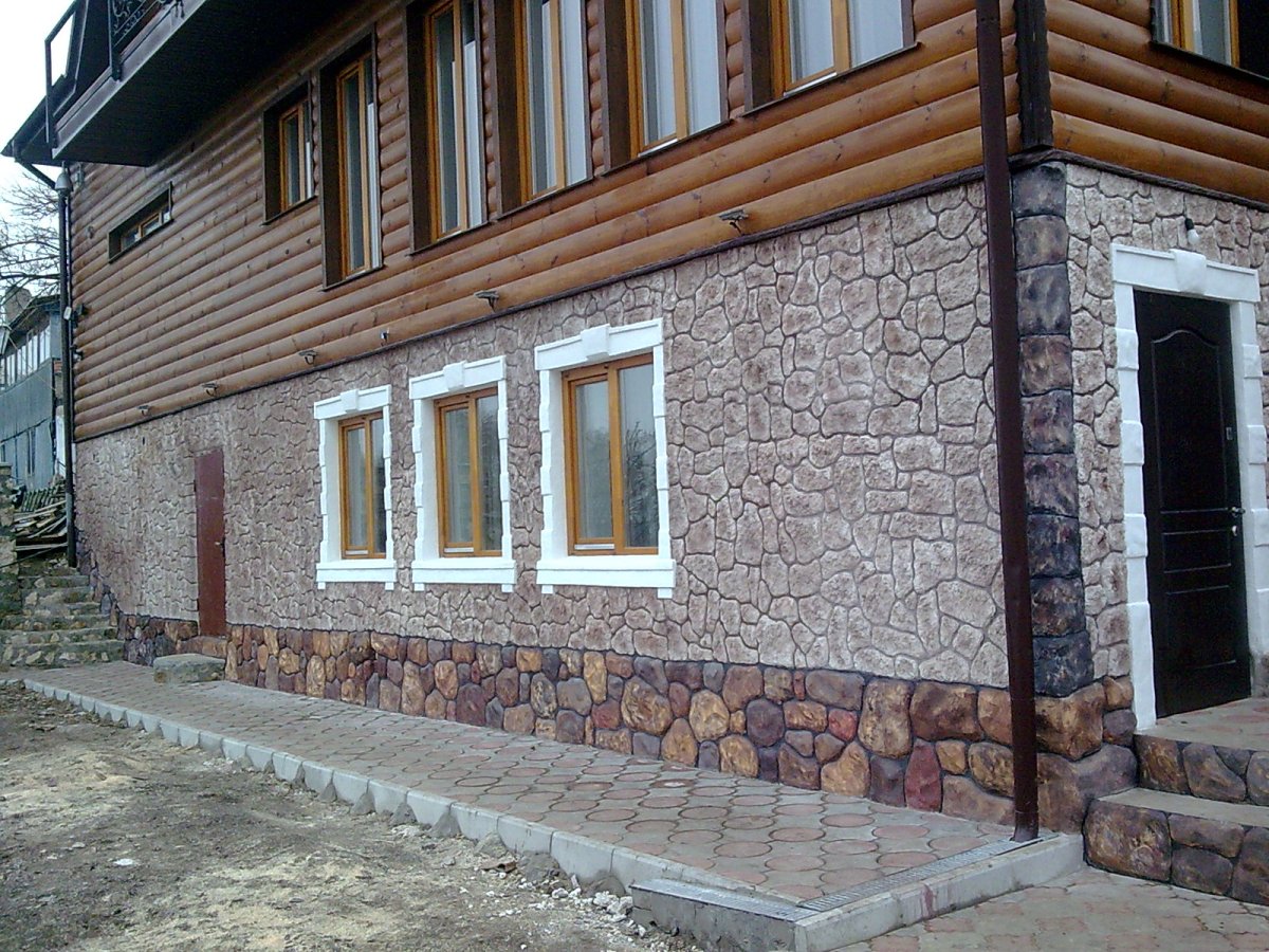 Прихожая отделанная камнем декоративным