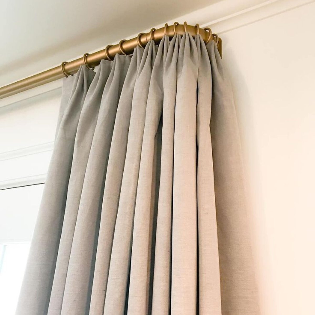 Круглый карниз для штор в комнату