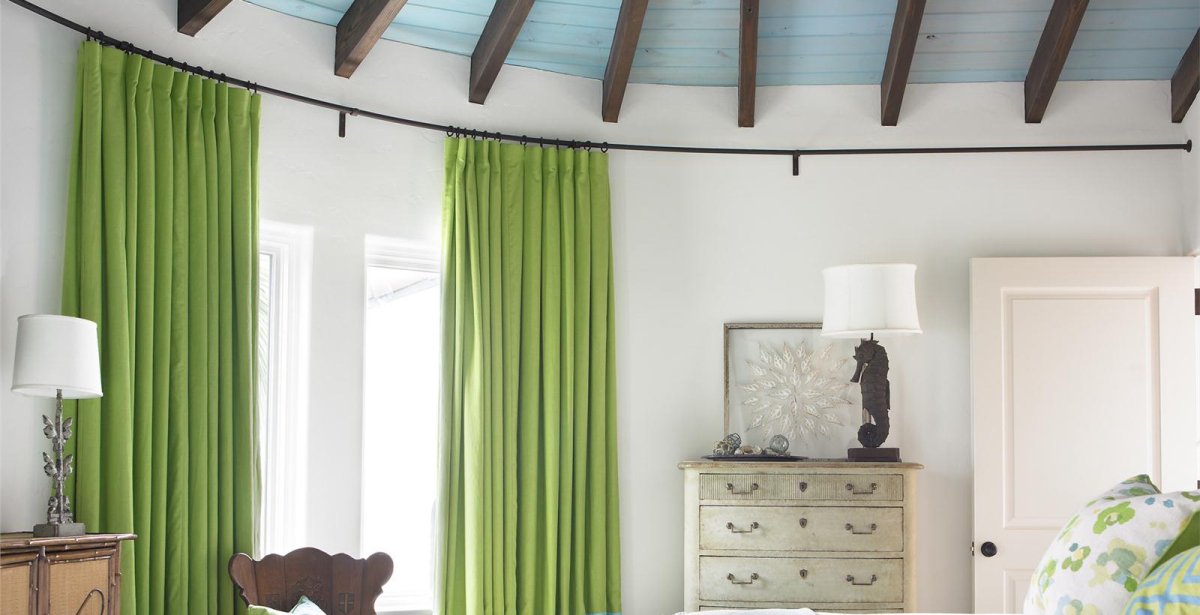 Гибкий потолочный карниз в интерьере