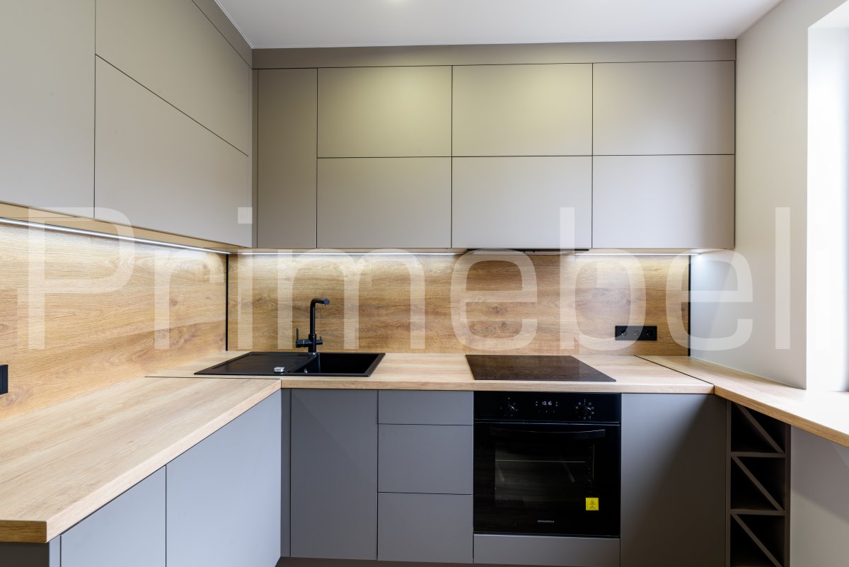 Черная матовая кухня