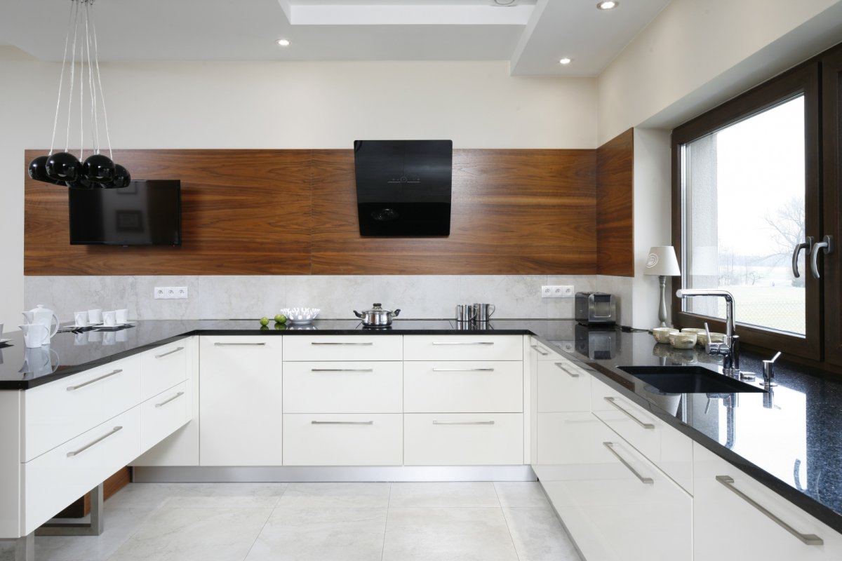 Кухня с темными окнами