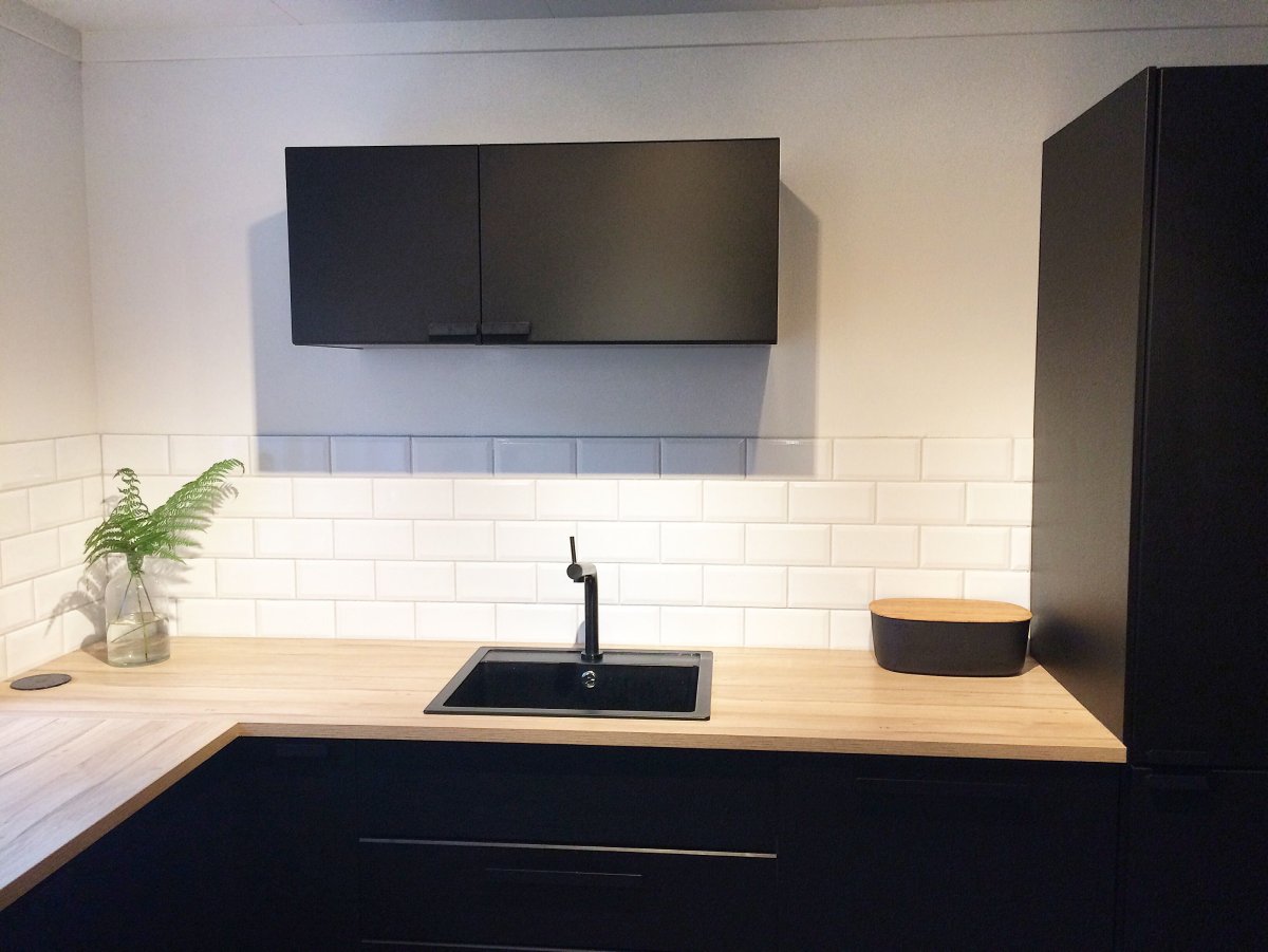 Черная кухня икеа Кунгсбакка