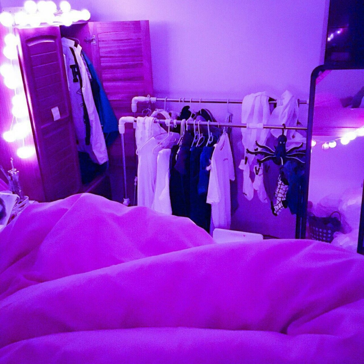 Фиолетовая неоновая спальня