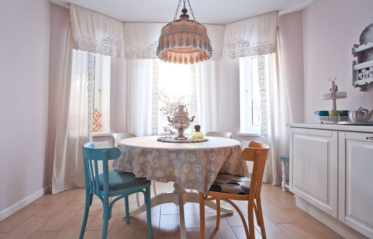 Круглый стол в интерьере комнаты